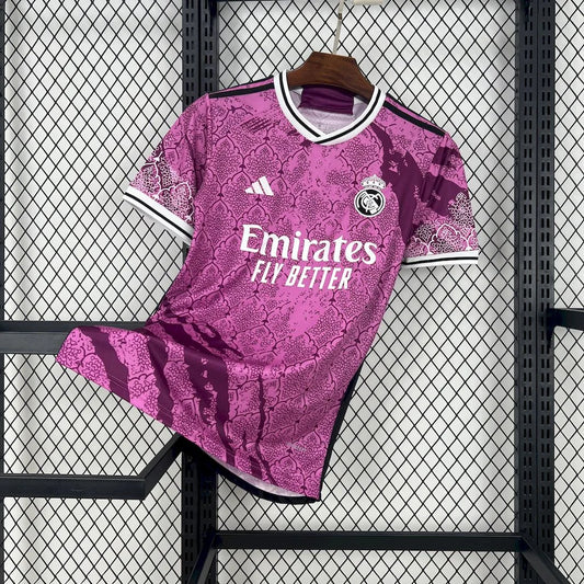 Real Madrid maillot foot concept rose 2024 2025